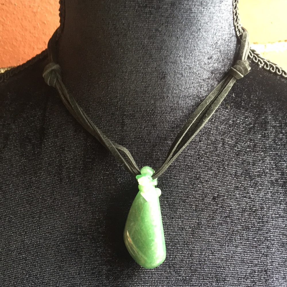 Vintage Chocker Necklace with Unique Jade Pendant